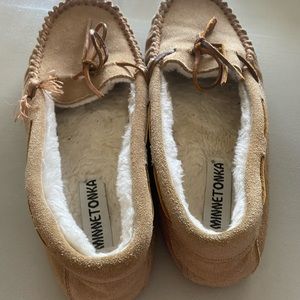 Minnetonka Leather Slippers/Loafers